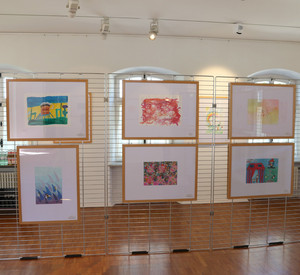 Eingerahmte Bilder in einer Ausstellung