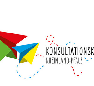 Logo Schriftzug Konsultationskitas Rheinland-Pfalz mit bunten Papierfliegern