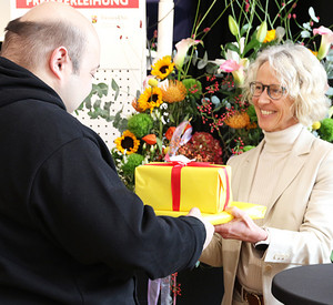 Frau Gorißen-Syrbe, Präsidentin des Landesamt für Soziales, Jugend und Versorgung, überreicht den Preis an den Gewinner der Preisverleihung.