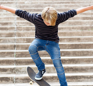 jugendliche Person skatet auf Treppe