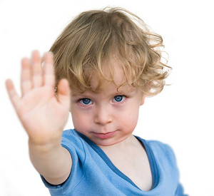Kind mit ausgestreckter Hand - sagt nein