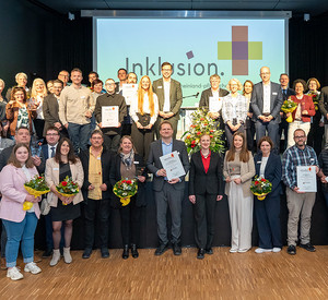 Gruppe an Personen, die teils Urkunden in der Hand halten