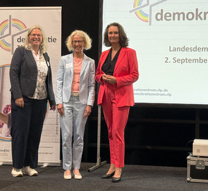 Heike Gorißen-Syrbe, Präsidentin des LSJV, steht mit zwei weiteren Frauen auf einer Bühne