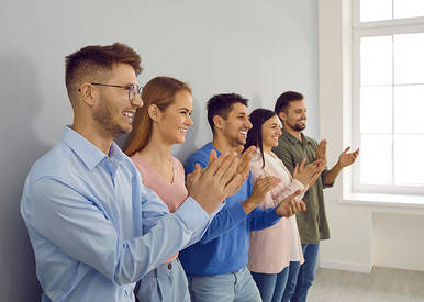 5 junge Menschen applaudieren
