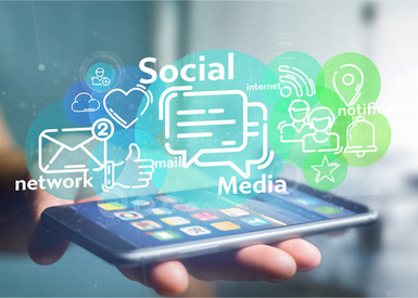 Social Media Verschiedene Social Media Symbole über einem Handydisplay