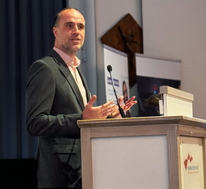Clemens Hoch, Minister für Wissenschaft, Weiterbildung und Gesundheit des Landes Rheinland-Pfalz, an einem Podest auf der Landesdrogenkonferenz