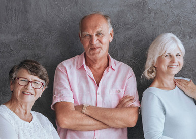 Portraitbild von einer Gruppe älterer Männer und Frauen, die in die Kamera lachen
