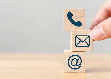 3 Holzwürfel mit Bildern: Telefonhörer, Briefumschlag und @-Zeichen