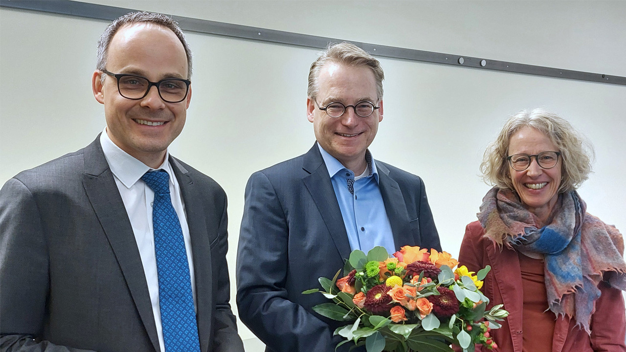 Dr. Denis Alt (Staatssekretär im Ministerium für Arbeit, Soziales, Transformation und Digitalisierung), der neue Vizepräsident und Zentralabteilungsleiter Dr. Müller-Wewel und die Präsidentin des LSJV, Heike Gorißen-Syrbe.