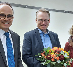 Dr. Denis Alt (Staatssekretär im Ministerium für Arbeit, Soziales, Transformation und Digitalisierung), der neue Vizepräsident und Zentralabteilungsleiter Dr. Müller-Wewel und die Präsidentin des LSJV, Heike Gorißen-Syrbe.