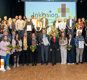Gruppe von Personen mit Urkunden in der Hand