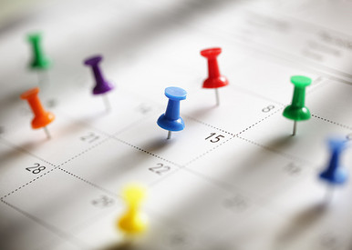 Terminkalender, Kalenderblatt mit vielen bunten Pins