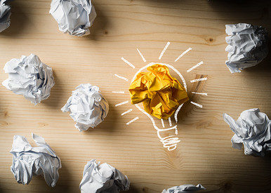 Papierkugeln als Symbol für Ideen