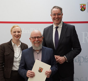 Dörte Schall (Ministerin für Arbeit, Soziales, Transformation und Digitalisierung des Landes Rheinland-Pfalz), Detlef Placzek und Ministerpräsident von Rheinland-Pfalz Alexander Schweitzer