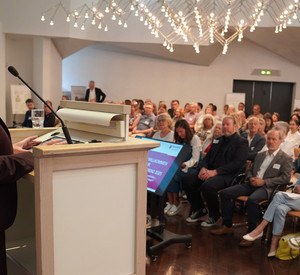 Sozial- und Digitalisierungsministerin Dörte Schall am Podium auf der Landesdrogenkonferenz