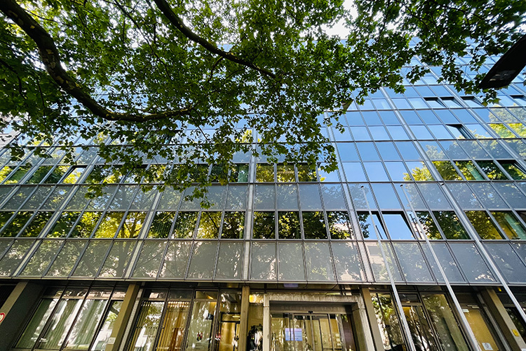 Außenansicht Dienstgebäude Rheinallee mit großer Fensterfront