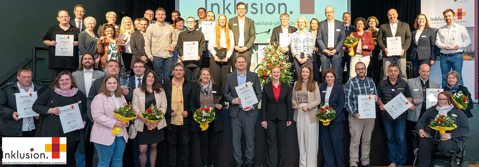 Gruppe von Personen mit Urkunden in der Hand