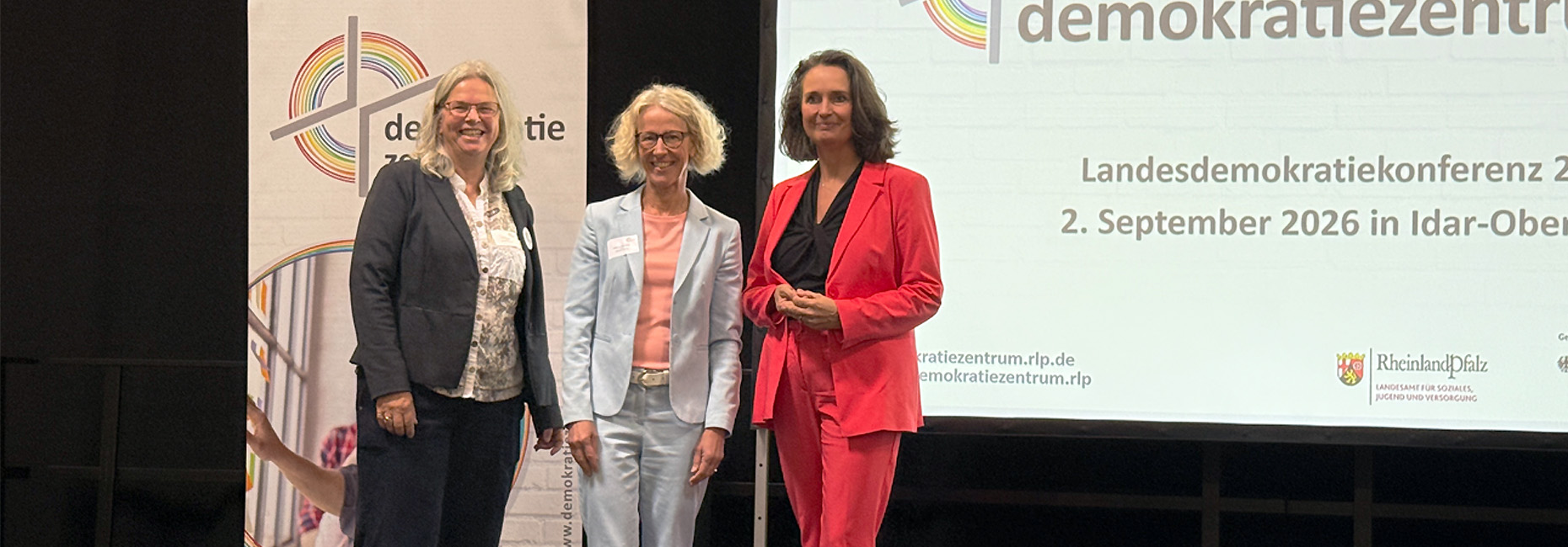 Heike Gorißen-Syrbe, Präsidentin des LSJV, steht mit zwei weiteren Frauen auf einer Bühne