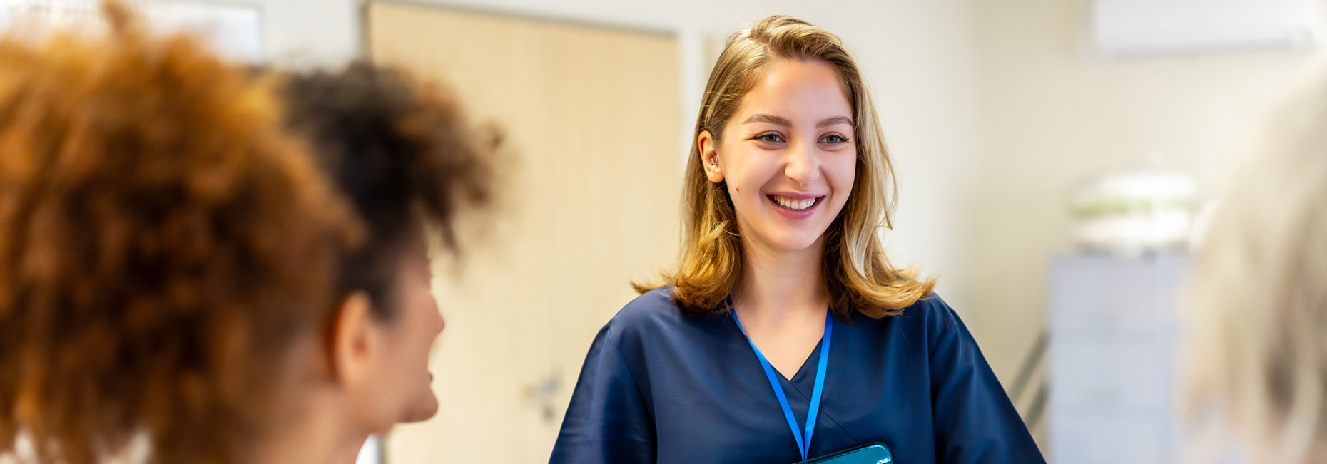 Krankenschwester lächelt während eines Treffens im Krankenhaus mit dem Team.
