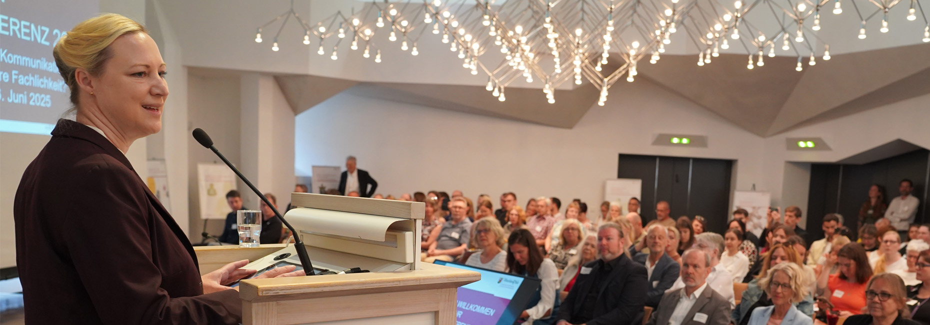 Sozial- und Digitalisierungsministerin Dörte Schall am Podium auf der Landesdrogenkonferenz