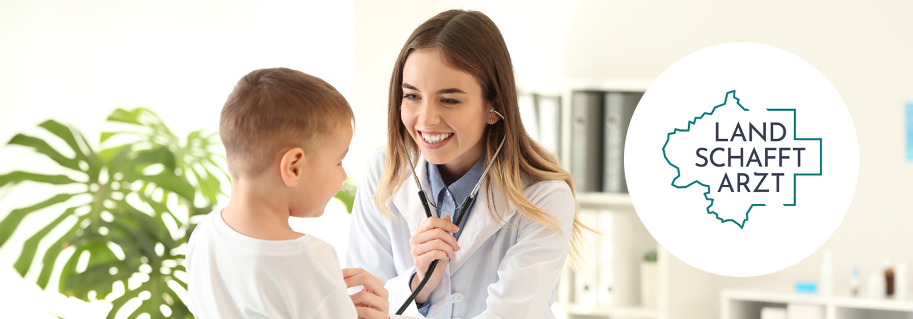 Lächelnde Ärztin prüft mit einem Stethoskop die Gesundheit eines Kind. Recht daneben das Logo "Land schafft Ärzte".