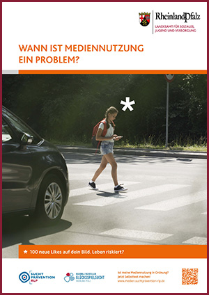 Junge Person läuft über einen Zebrastreifen und schaut dabei auf ein Telefon