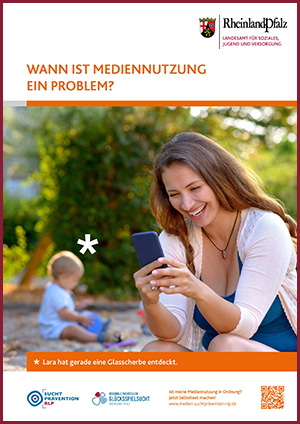 Person schaut auf ein Handy, im Hintergrund spielt ein Baby alleine im Sandkasten