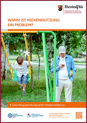 Erwachsene Person schaut auf sein Telefon, daneben schaukelt alleine ein Kind